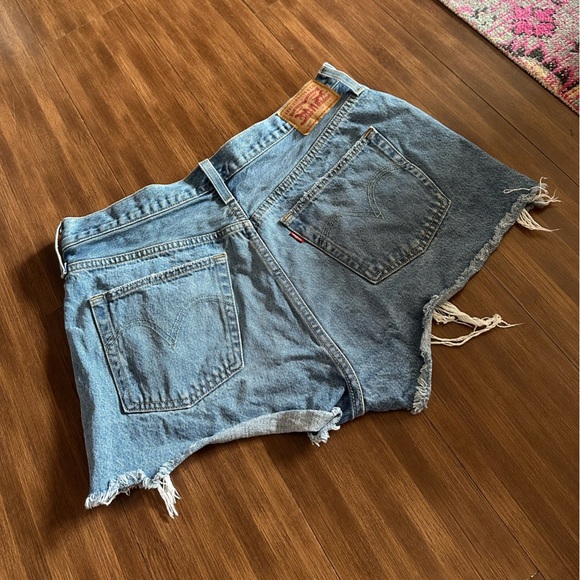 Levi’s distressed denim shorts high rise button fly size W33 - Picture 1 of 9